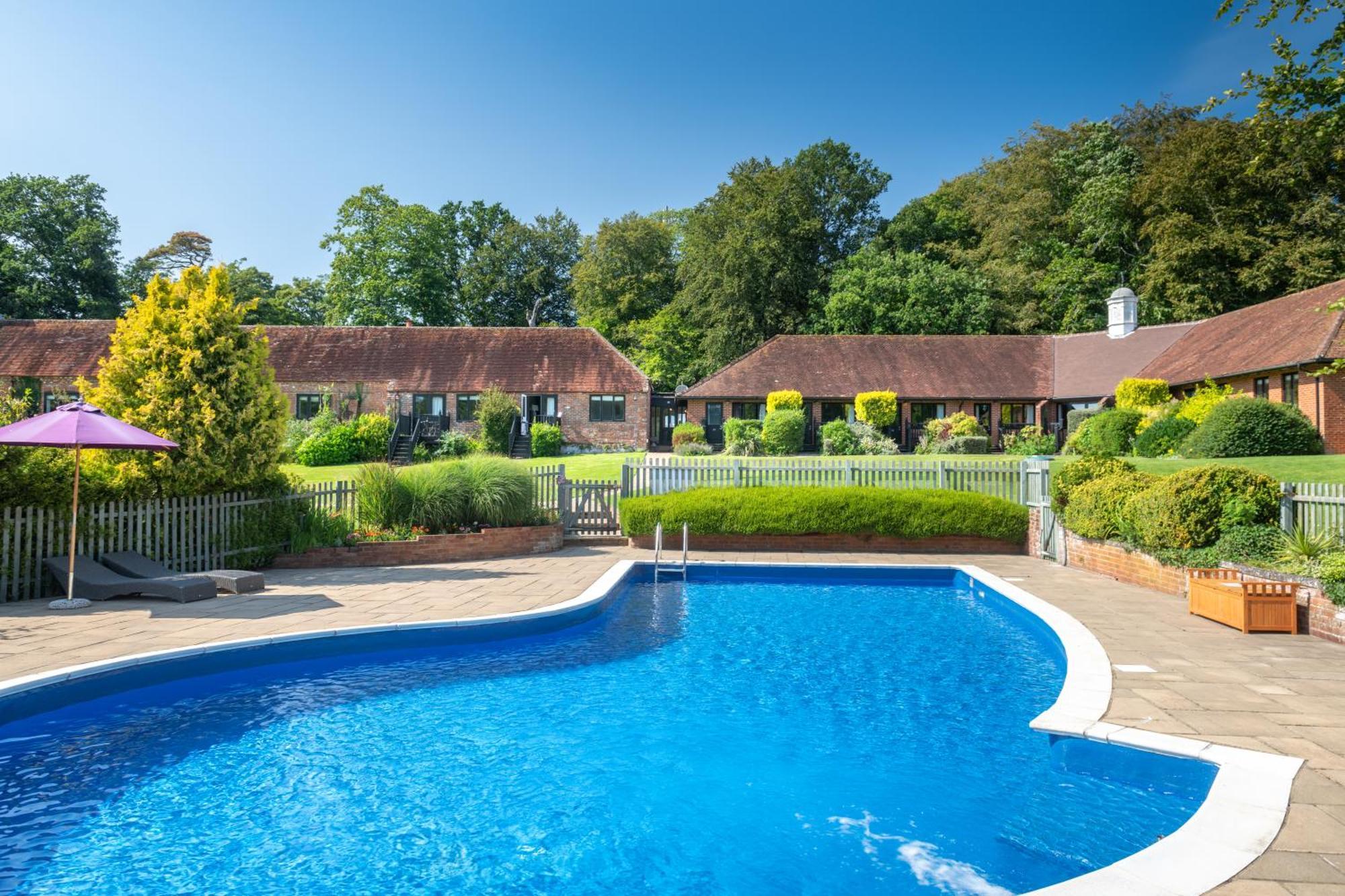 Отель Burley Manor Экстерьер фото