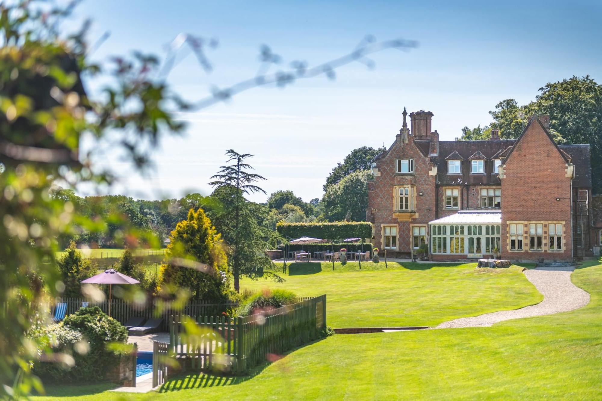 Отель Burley Manor Экстерьер фото
